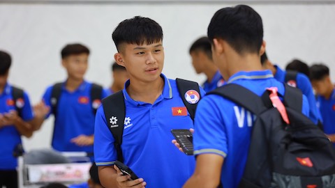 Sau hành trình di chuyển đến 15 giờ, U16 Việt Nam đã đến Surakarta